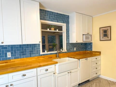 Everyone loves a Farmhouse sink!