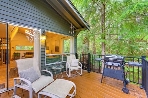 Deck | Outdoor Seating | Gas Grill | Dining Area