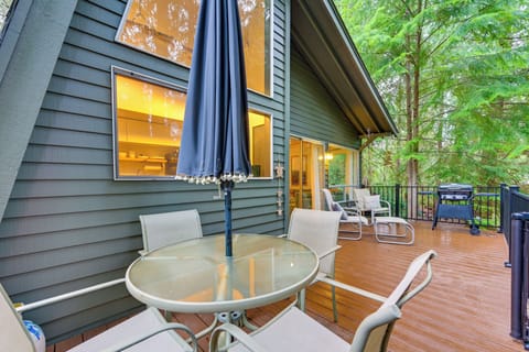 Shelton Vacation Rental | 1BR | 1BA | 990 Sq Ft | Steps Required to Access