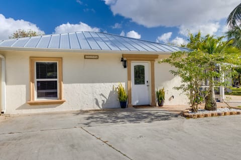 Apartment Exterior | Free WiFi | 10 Mi to Downtown Palm Beach Gardens