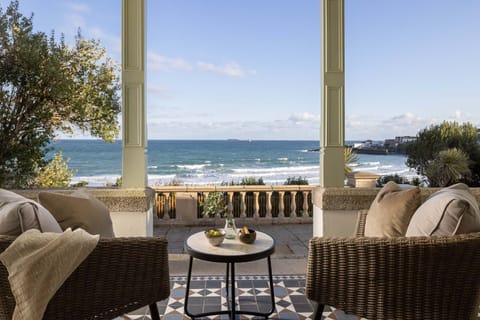 Outdoor seating at The Croft, Coverack, Cornwall, self catering with Beach Retreats.