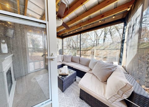 Screened in Porch (open May to October)