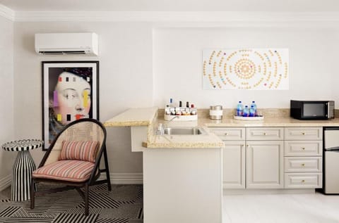 Mix morning coffee and evening cocktails at the handy kitchenette.