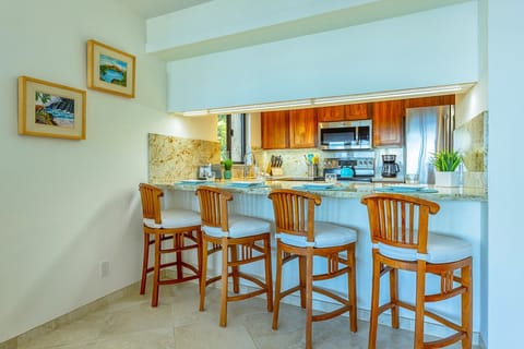 Seating for four to entertain the chef