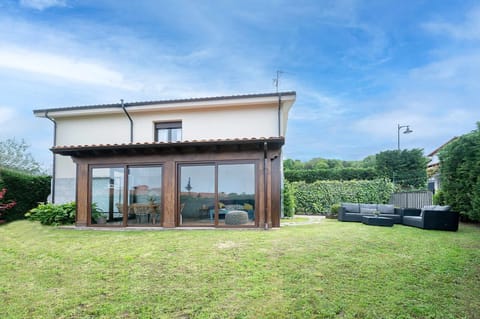 Facade/entrance,Garden,Balcony/Terrace,Garden view