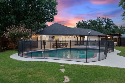 Summer sunsets and a dip in the pool? Yes, please!