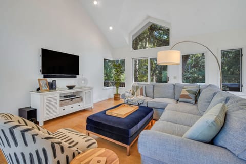 Cathedral ceilings with views of live oaks