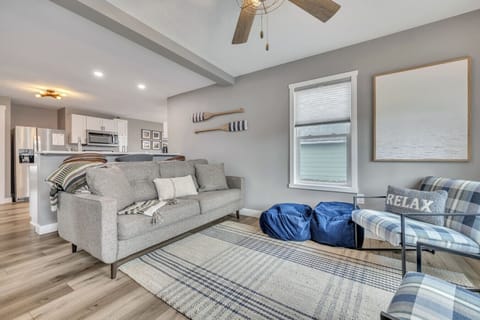 Okoboji BLUEtiful Cottage off Arnolds Park Amusement Park House in Arnolds Park