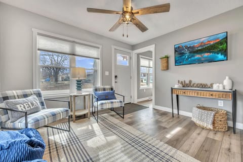 Okoboji BLUEtiful Cottage off Arnolds Park Amusement Park House in Arnolds Park