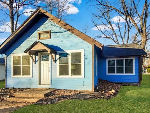 Okoboji BLUEtiful Cottage off Arnolds Park Amusement Park House in Arnolds Park