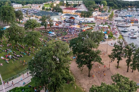 Okoboji BLUEtiful Cottage off Arnolds Park Amusement Park House in Arnolds Park