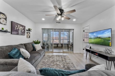 【Living Room】 4K Roku smart tv, ceiling fan, sofa bed
