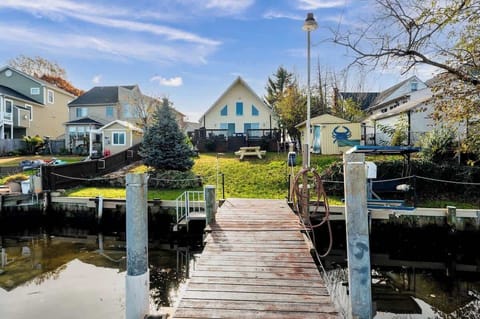 This beautiful place is less than half an hour from both Baltimore and Annapolis. The waterway is connected to the Chesapeake Bay and Port of Baltimore.