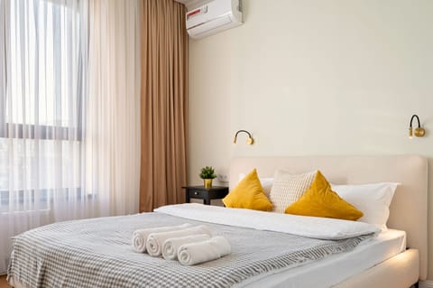 Spacious bedroom with King-size bed with a sumptuous 7-layered mattress 