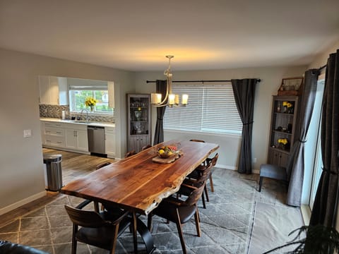 8 seats but have plenty of extra chairs to seat more