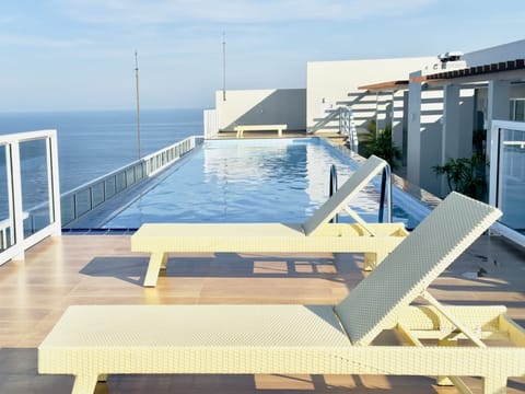 Pool Lounge
