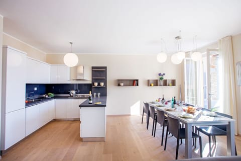 An alternative view of the kitchen diner.