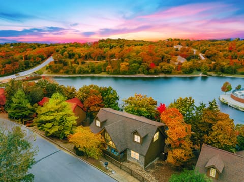 Escape to Whitetail Lodge by Relax and Renew Rentals near Table Rock Lake in Branson’s Ozark Mountains! Enjoy stunning lake views, resort-style pools, championship golf, quick access to Silver Dollar City, Indian Point Marina and Branson’s top attractions!