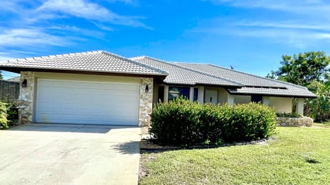 Contemporary 3 BD/2 bath home in quiet neighborhood between Sarasota & Venice.