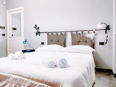 Double bedroom with walk-in wardrobe