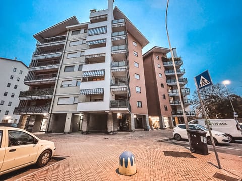 External view of the building entrance and convenient free street parking.