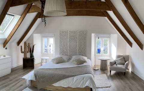 3 bedrooms, desk, iron/ironing board, travel crib