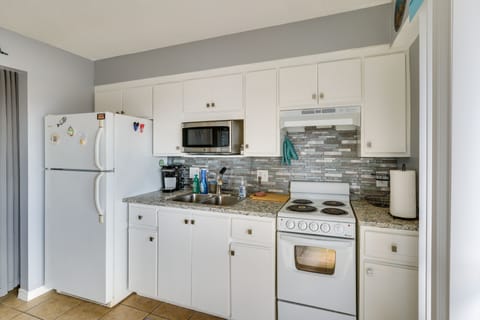 Kitchenette | Coffee Maker | Cooking Basics | Dishware & Flatware Provided