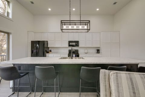 Kitchen | Breakfast Bar | Dishwasher | Basic Cooking Essentials