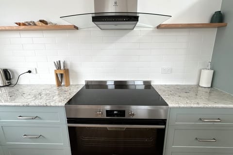 90cm stove - family cooking! Knife set, quality rangehood etc