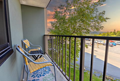 Enjoy your summer from the balcony of Silver Creek 5109!