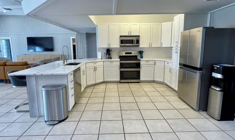 Fully Stocked Kitchen with Double Ovens (1)