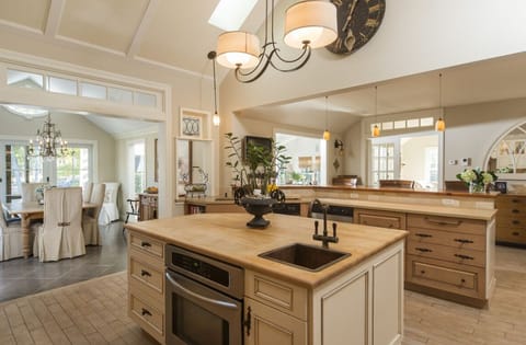 Kitchen Island and Counter Seating for 4