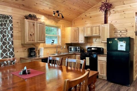 Dining table/Kitchen