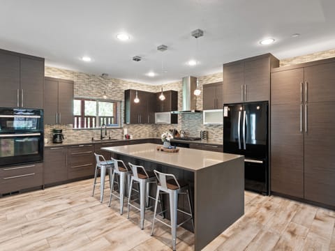 Kitchen (Main Floor)