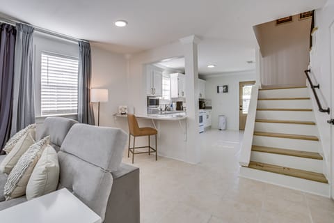 Breakfast Bar | Stairs to Upper Level