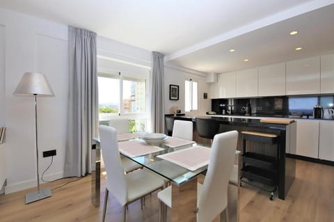 Dining area for four guests next to the open kitchen