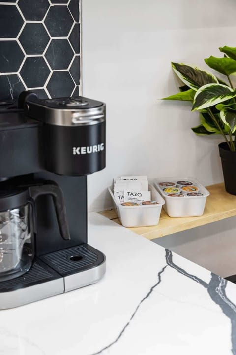 Durable single serve keurig coffee maker to start morning! Our coffee maker is capable of making a whole batch of coffee in the big pot.