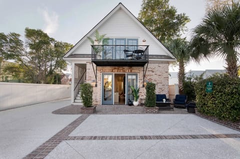 Welcome to your downtown Charleston rental, 8 Bedrooms & 8 Bathrooms!