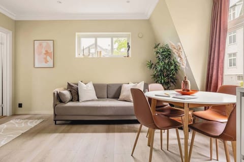 Welcome to the Dinbnb Apartment, the ideal base for both business and pleasure. Whether you're here for important meetings or seeking a relaxing getaway, our private and comfortable space is designed to cater to your needs.