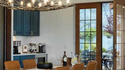 Dining to outdoor patio