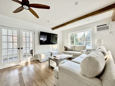 Living Room with SmartTV