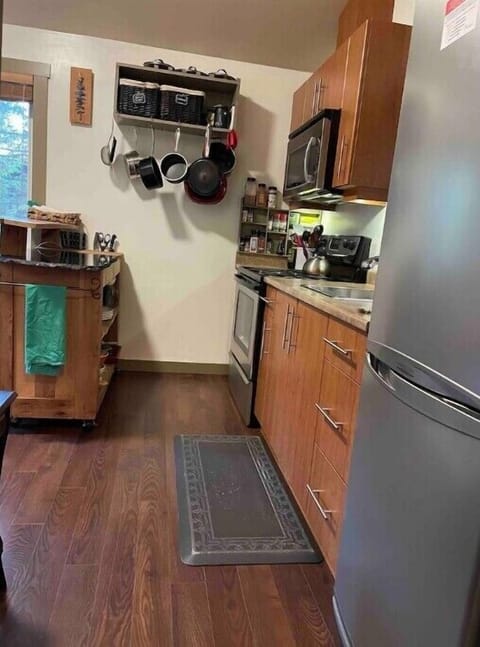 Well stocked kitchen - full fridge and stove.