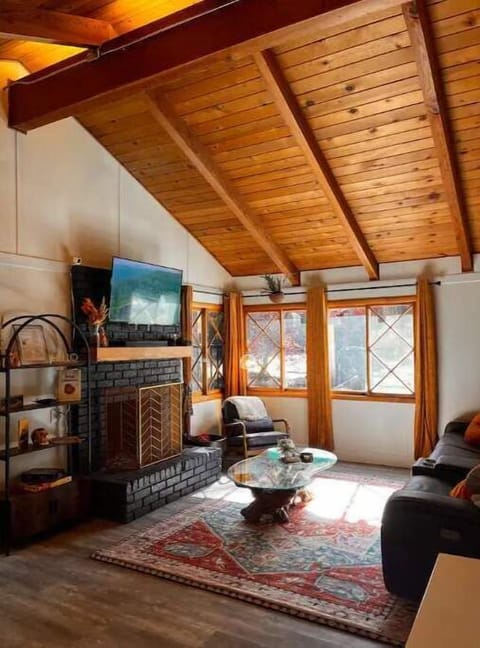 Welcome into our Cozy Cabin. Wood fireplace to watch your favorite shows