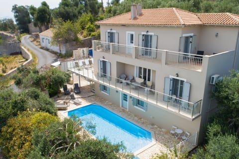 Explore the villa%27s stunning outdoor area and facilities%2E