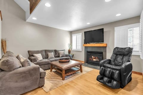 This charming two-bedroom townhouse is close to Canyons Resort, making it the perfect location for a mountain retreat. You can unwind in the massage chair in the living room, after a day of skiing. It has three levels of living space.