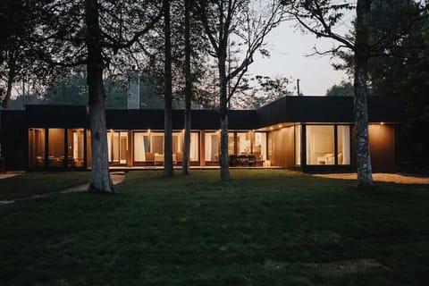 Stunning floor to ceiling lake views designed to be enjoyed from every view & room of the home. 