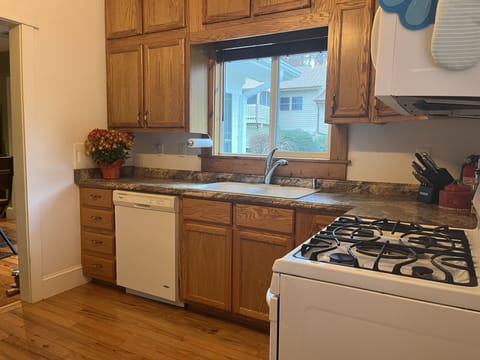 Keurig coffee maker, air-fryer, electric  

