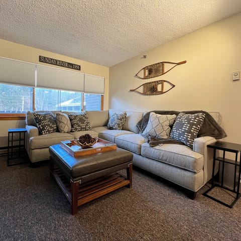 Come cozy up at Skihaus - a Fall Line slopeside condo with tons of amenities!