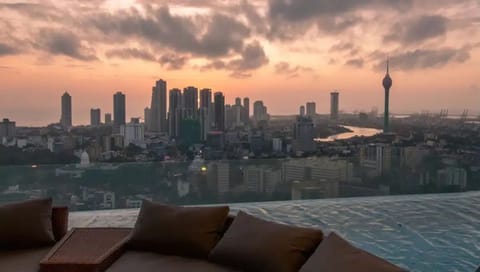 View Infinity Pool (Level32) 