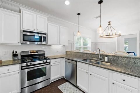 From morning coffee to dinner parties, this kitchen has it all.